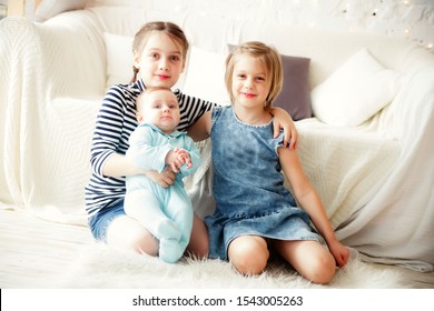three sisters comforting