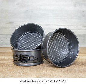 Three springform pans to make cheesecakes, tarts, pies or frozen desserts. Molds with removable sides.