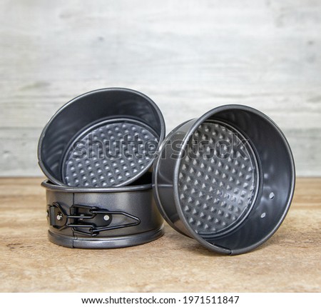 Three springform pans to make cheesecakes, tarts, pies or frozen desserts. Molds with removable sides.