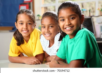 Trois jeunes filles de l'école primaire assises en classe