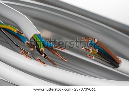 Three-phase electric cables used to installation in commercial and industrial electrical systems