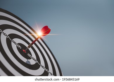 Throw darts on the red target. Is to run a successful marketing business as planned The goal is to go forward. Challenges in running a Dartboard, a target goal, ideas, strategies, marketing, teamwork.