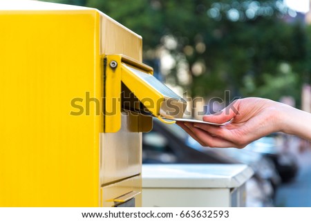 Throwing a letter in a german yellow mailbox