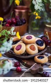 Biscuits d'amande avec confiture sur fond bois rustique