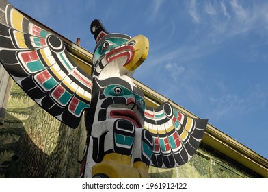 Thunderbird Above Killer Whale - Carver: Harold Alfred 1990. Cowichan Valley, Vancouver Island, British Columbia, Canada.
