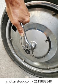 Tighten The Motorcycle Rear Wheel Nut