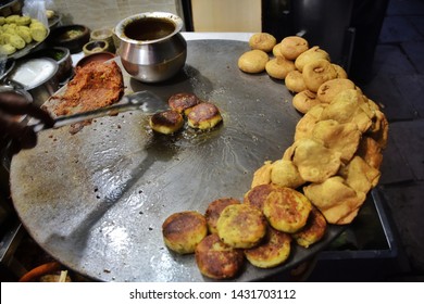 Tikki Chat, Banarasi Kachauri, Samosa And Tamatar (tomato) Chat Are Being Sold In Traditional Look On A Street Shop Of Varanasi. Indian Street Food, Chat Items For Evening Snacks 