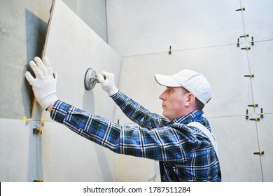 Tiler zum Installieren von großen Format Fliesen auf der Wand. Innenrenovierung