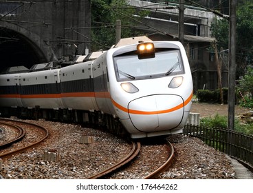 Tilting Train In Taiwan.