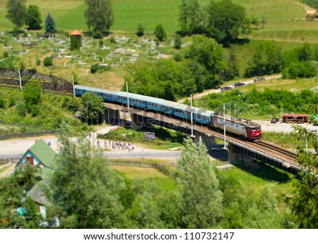 Tilt-shift train