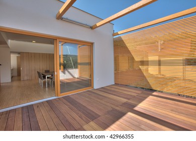 Holzpool-Deck auf der modernen Hausterrasse