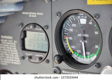 Time and airspeed indication in knots, anemometer onboard the flight deck of a single engine piston aeroplane