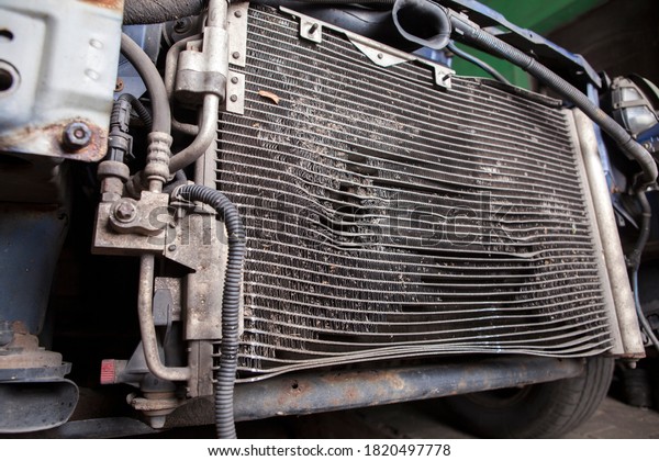 It\'s time to replace a corroded car radiator.\
Removing the radiator from the\
car