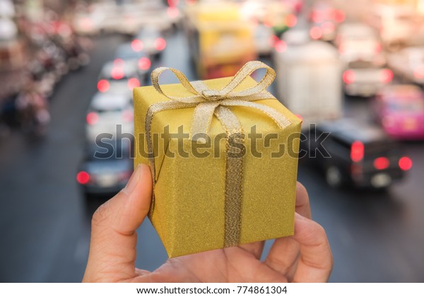 Time to send New Year gifts in big cities with\
happy seasons.