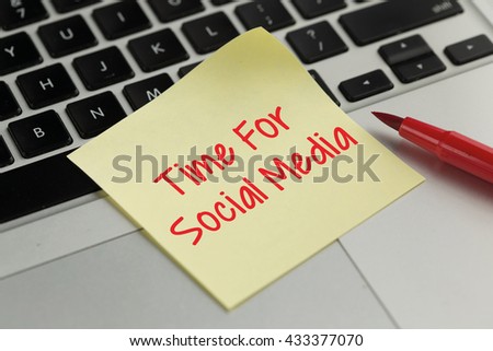 Time For Social Media sticky note pasted on the keyboard