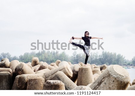 Junge Sportlerin beim Springen auf die Straße