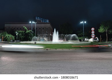 Timelapse View Of The Traffic On The Square Around The Fountain. Urban Roundabout In The Italian City Of Brescia.Time Lapse.