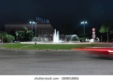 Timelapse View Of The Traffic On The Square Around The Fountain. Urban Roundabout In The Italian City Of Brescia.Time Lapse.