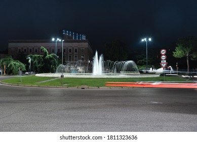 Timelapse View Of The Traffic On The Square Around The Fountain. Urban Roundabout In The Italian City Of Brescia.Time Lapse.