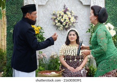 Tingkeban Mitoni Traditional Javanese Bathing Siraman Stock Photo ...