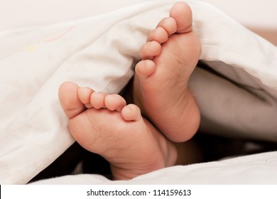 katolsk Picket bibel Child feet blanket Images, Stock Photos & Vectors | Shutterstock