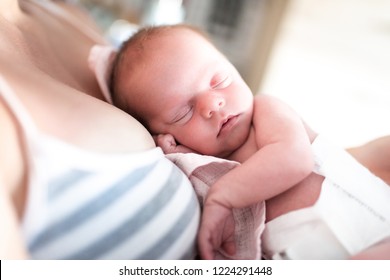 A Tiny Premature Baby Girl Weighing Just 4lbs Falls Asleep On Her Mothers Breasts, Skin To Skin Contact