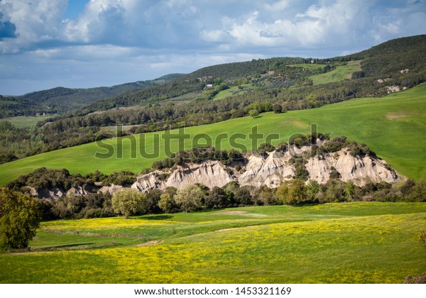 Tipico Paesaggio Verdeggiante E Collinare Toscana Stock Photo Edit Now 1453321169