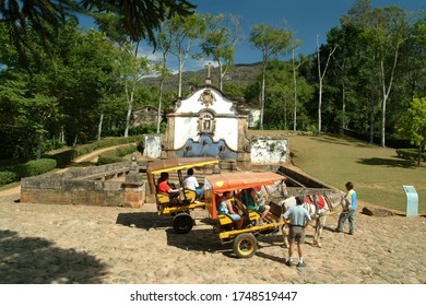 Tiradentes, Minas Gerais / Brazil - 04/07/2007: Horse-drawn Carriages With Tourists In Front Of The São José Fountain