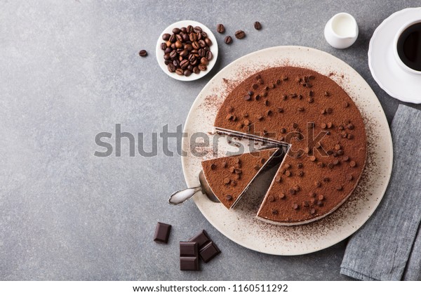 お皿にチョコレートデコテーションのついたチラミスケーキ グレイの石の背景 平面図 スペースをコピーします の写真素材 今すぐ編集