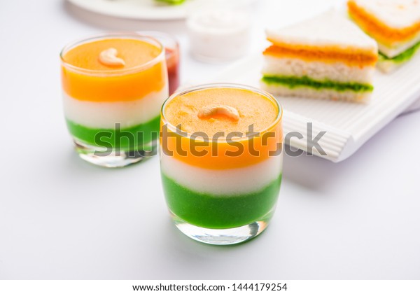 ティランガ インド国旗を使った三色の甘い食べ物で 重ね合わせてグラスに入れて出されます 選択的フォーカス の写真素材 今すぐ編集
