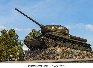 TIRASPOL, TRANSNISTRIA – OCTOBER 16, 2015: T34 Tank Monument In Honor Of Victory In Great Patriotic War In Tiraspol, Capital Of The Pro-russian Breakaway Region Of Trans-Dniester In Moldova