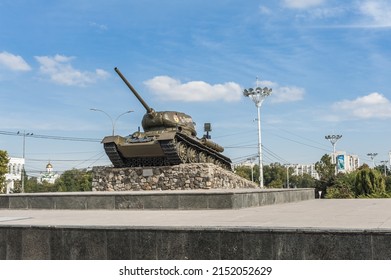 TIRASPOL, TRANSNISTRIA – OCTOBER 16, 2015: T34 Tank Monument In Honor Of Victory In Great Patriotic War In Tiraspol, Capital Of The Pro-russian Breakaway Region Of Trans-Dniester In Moldova