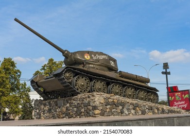 TIRASPOL, TRANSNISTRIA – OCTOBER 16, 2015: T34 Tank Monument In Honor Of Victory In Great Patriotic War In Tiraspol, Capital Of The Pro-russian Breakaway Region Of Trans-Dniester In Moldova