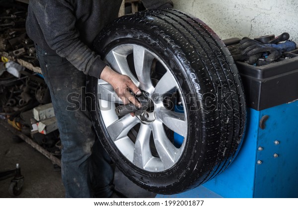 Tire\
balancing machine and turning tire. balancing\
wheel
