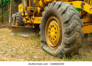 The tire of the bulldozer had leaked and was parked to wait for the tire to be repaired.