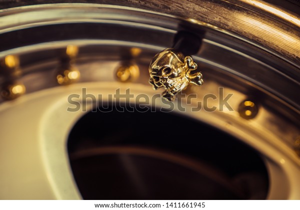 Tire capacity golden skull.Car mag wheel.Magnesium\
alloy wheel.