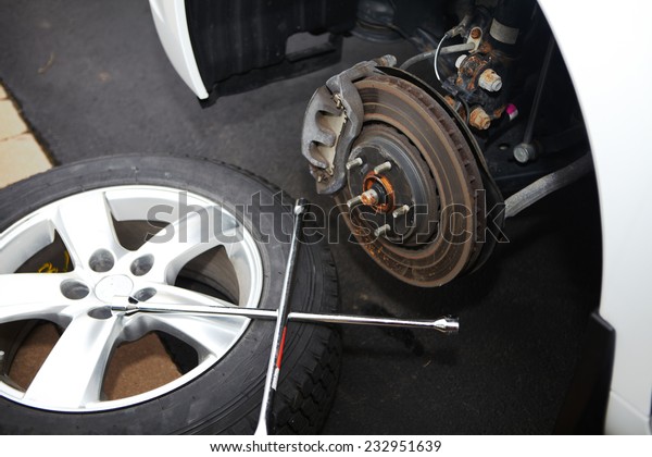 Tire\
changing in the professional car repair\
service