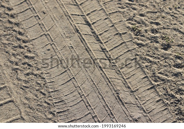 tire print in the\
sand