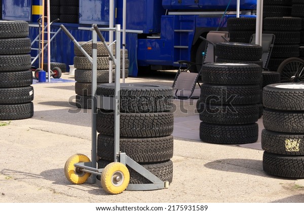 Tire work. Install tires on rim. Assembly\
or disassembly of wheels in the\
workshop.