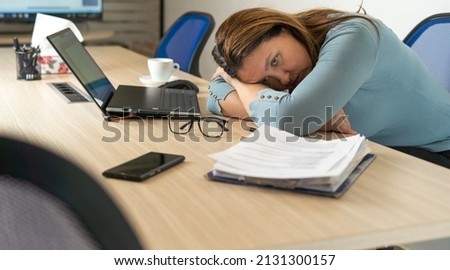 A tired employee experiences a period of burnout at work.Physical and emotional exhaustion of an employee.Burnout concept. Foto stock © 