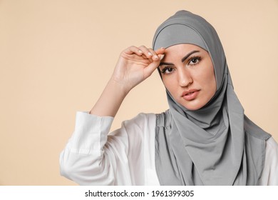 5,438 Woman hijab stress Images, Stock Photos & Vectors | Shutterstock