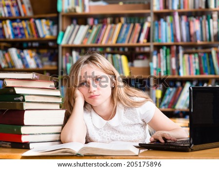 tired female student n library Foto stock © 