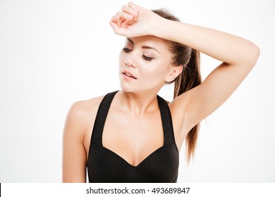 Fáradt fitness nő edzés után törli a verejték a homlokáról elszigetelt fehér background