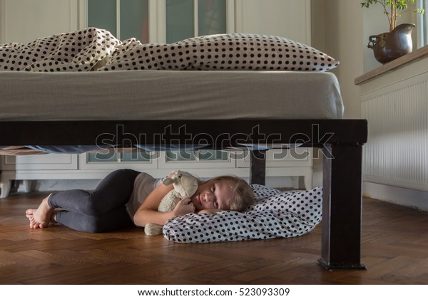 Descubra Nina Cansada Durmiendo Debajo De La Imagenes De Stock En Hd Y Millones De Otras Fotos Ilustraciones Y Vectores En Stock Libres De Regalias En La Coleccion De Shutterstock Se Agregan Miles De Imagenes Nuevas De Alta Calidad Todos Los Dias