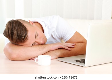 Hombre cansado con sueño de bloc de notas en la mesa