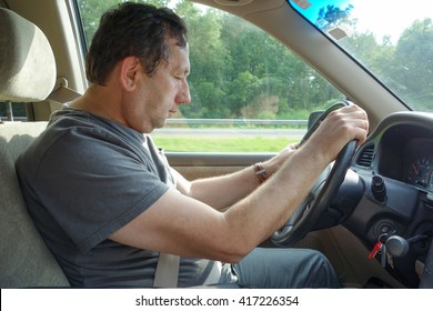 Tired man sleeps while driving