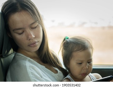 Eine müde Mutter hält ein Nickerchen mit ihrem Kind. Schlafentzug.