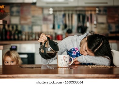 Madre cansada, tratando de echar café por la mañana. Mujer tendida en la mesa de la cocina después de una noche sin dormir, tratando de beber café