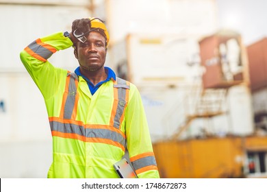 Müde Stressarbeiter schwitzen von heißem Wetter im Sommer in Hafengütern Fracht Frachtschifffahrt Logistikboden, Black African Rasse Menschen.