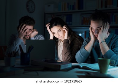 Des étudiants fatigués qui étudient tard dans la nuit, ils regardent l'écran de leur ordinateur portable et s'endorment